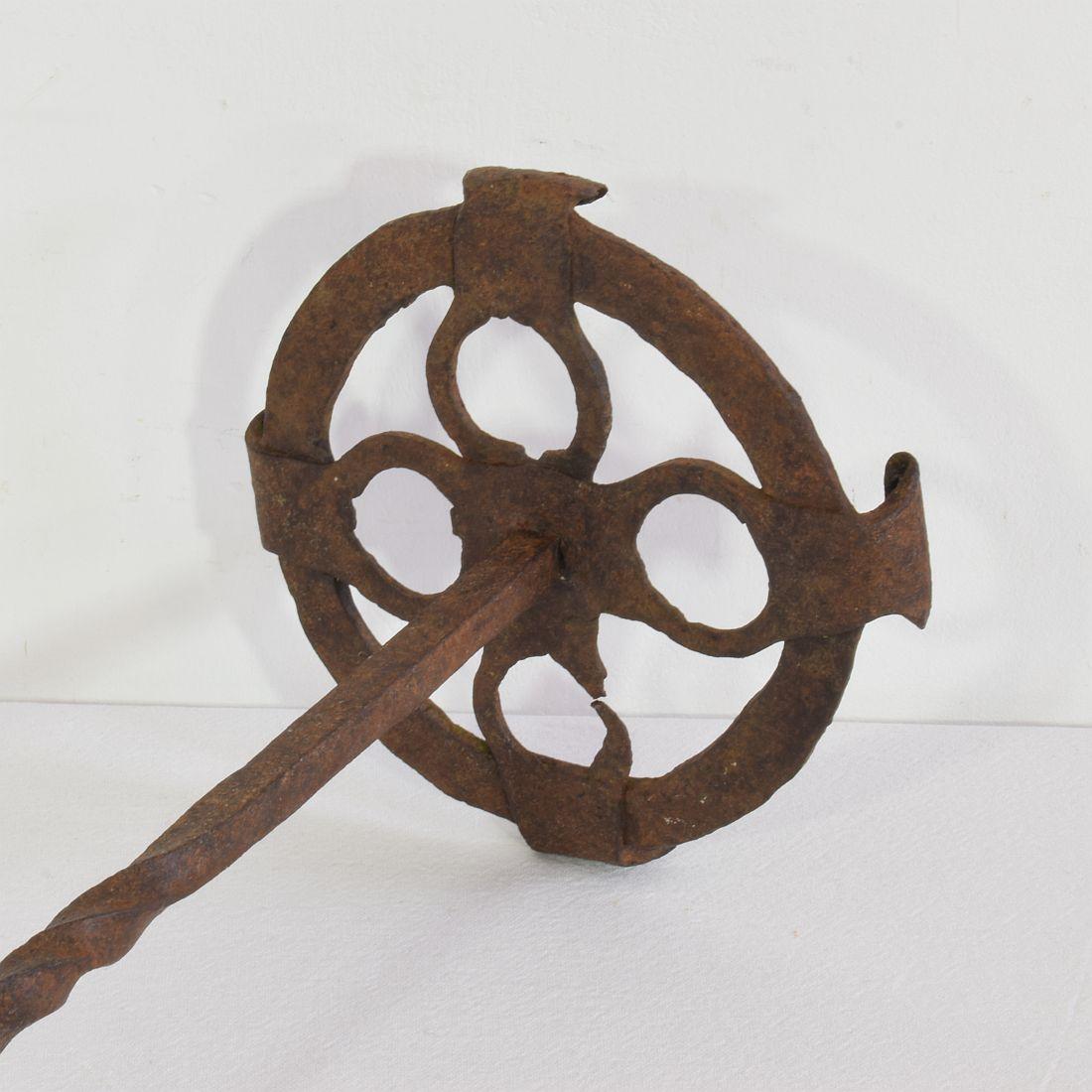 Coppia di candelabri in ferro forgiato a mano del XVI-XVII secolo in Spagna in vendita 12
