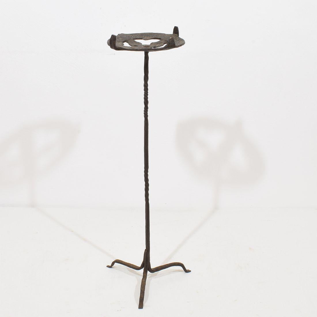 Rustico Coppia di candelabri in ferro forgiato a mano del XVI-XVII secolo in Spagna in vendita