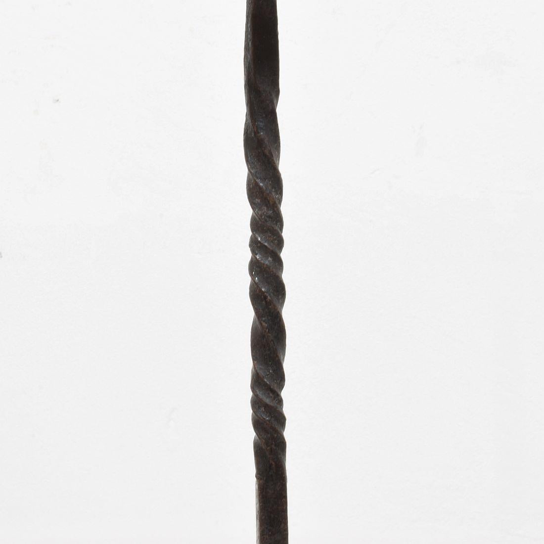 Forgiato Coppia di candelabri in ferro forgiato a mano del XVI-XVII secolo in Spagna in vendita