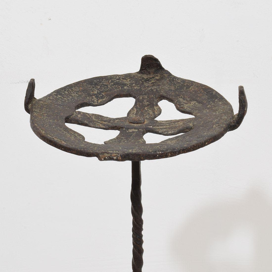 Forgiato Coppia di candelabri in ferro forgiato a mano del XVI-XVII secolo in Spagna in vendita