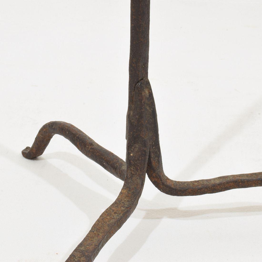 Fino al XVIII secolo Coppia di candelabri in ferro forgiato a mano del XVI-XVII secolo in Spagna in vendita