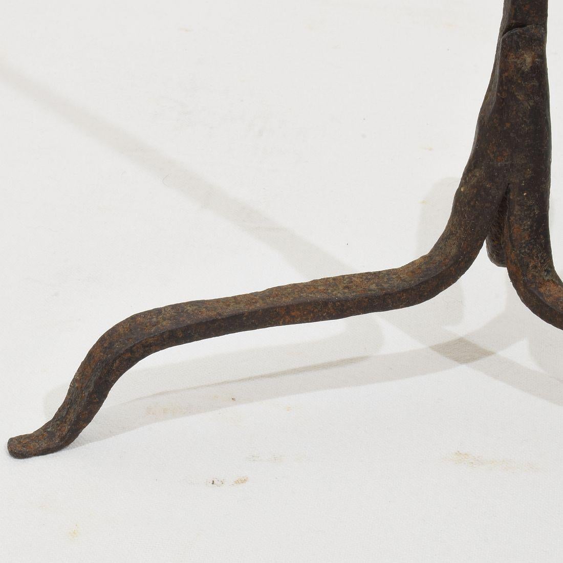 Ferro Coppia di candelabri in ferro forgiato a mano del XVI-XVII secolo in Spagna in vendita