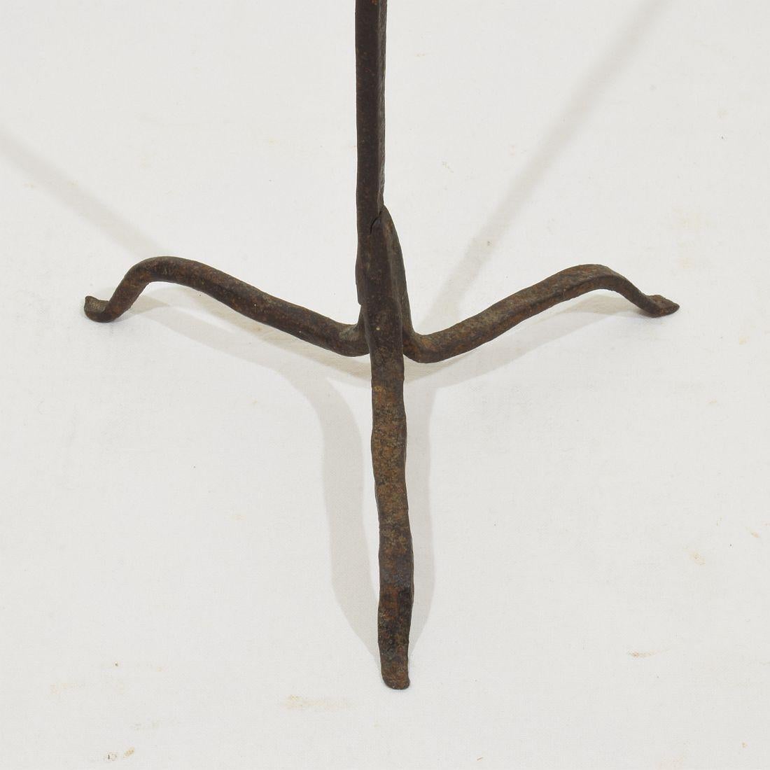 Ferro Coppia di candelabri in ferro forgiato a mano del XVI-XVII secolo in Spagna in vendita