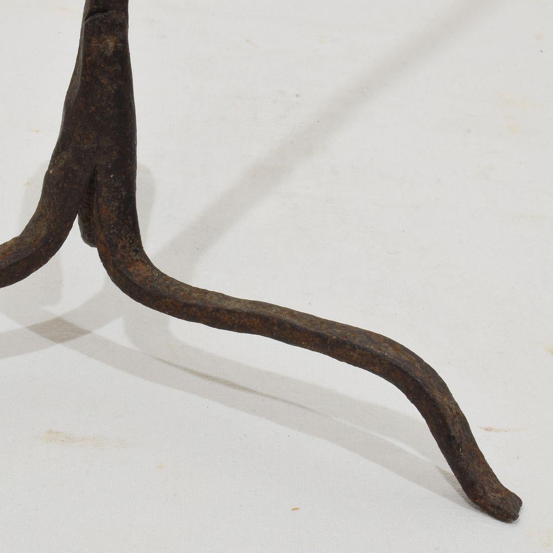 Coppia di candelabri in ferro forgiato a mano del XVI-XVII secolo in Spagna in vendita 1