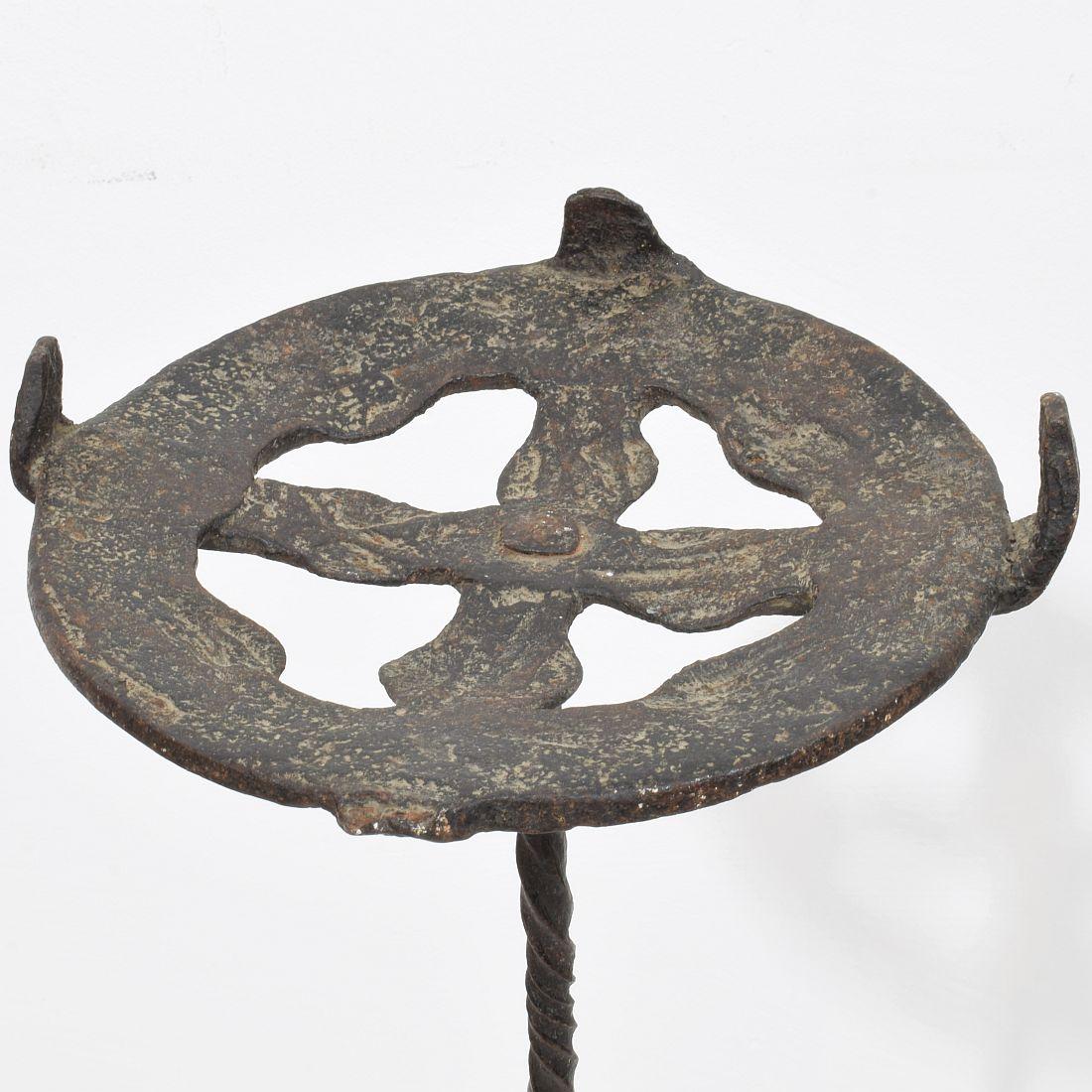 Coppia di candelabri in ferro forgiato a mano del XVI-XVII secolo in Spagna in vendita 1