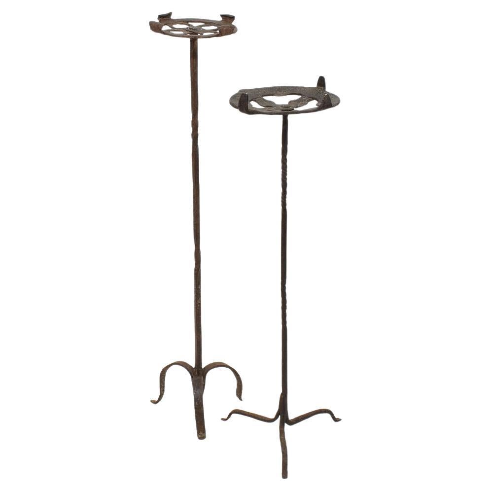 Coppia di candelabri in ferro forgiato a mano del XVI-XVII secolo in Spagna