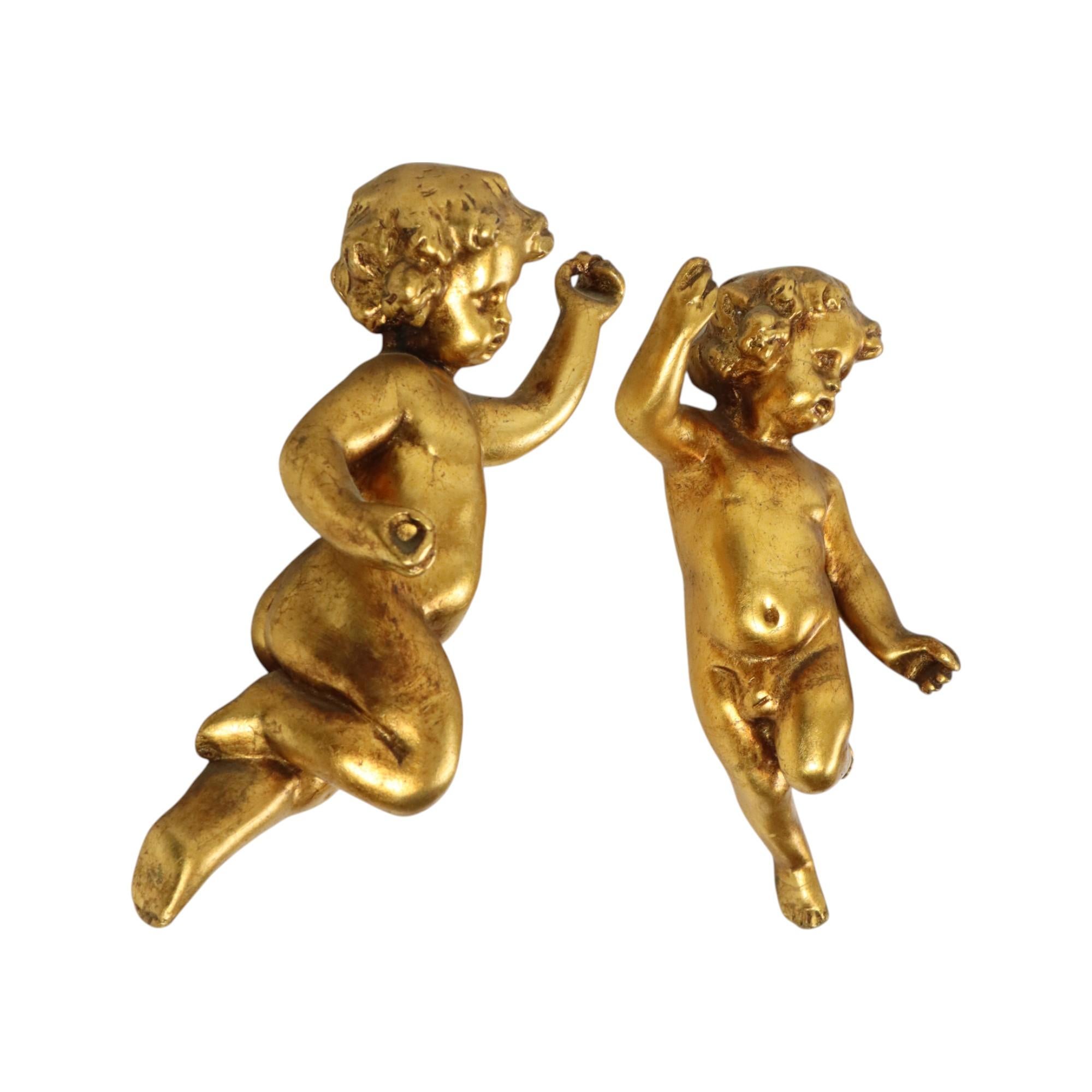 Fantastic pair of angels, putti statues made of stucco gilded with gold leaf, first half of the 20th century, probably Italian.

Rare pair of putti statues in mirror image, collector's item, can be hung on the wall by means of the eyelet at the