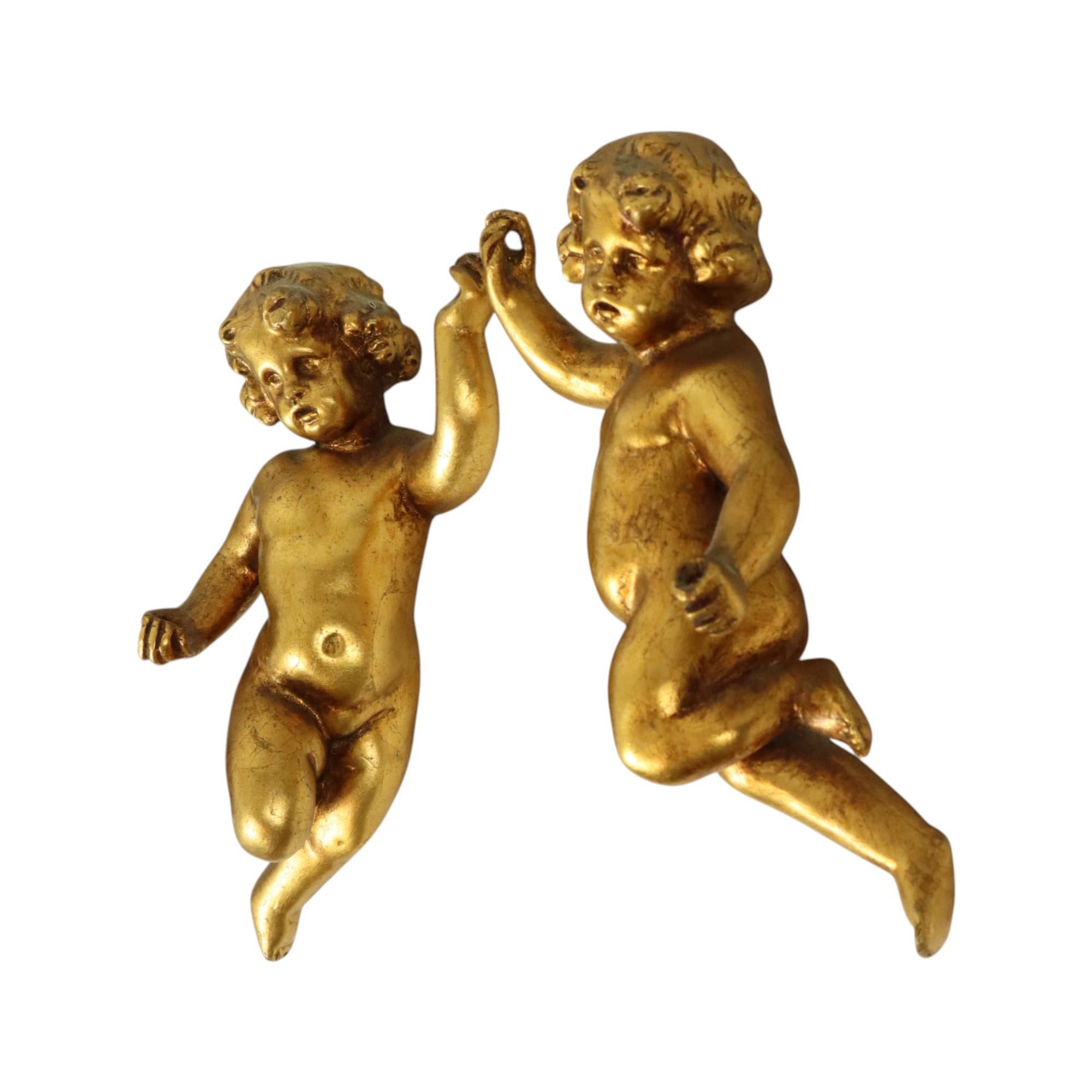 Paar Engel Putti Statuen Blattgold vergoldet Stuck 29cm (Barock) im Angebot