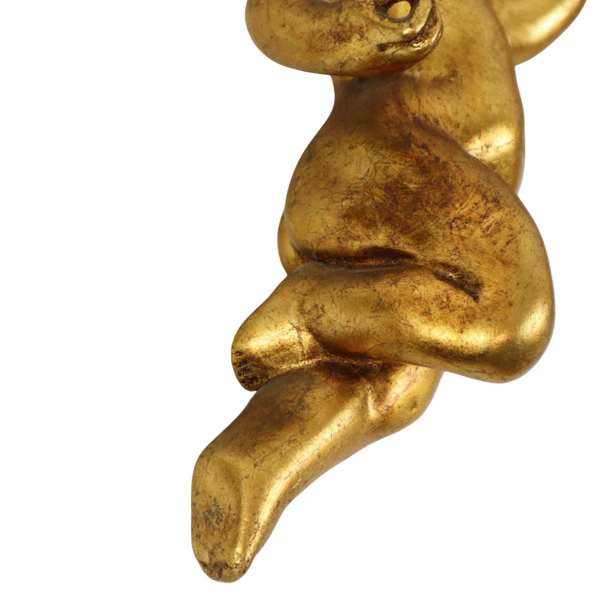 Paar Engel Putti Statuen Blattgold vergoldet Stuck 29cm (Frühes 20. Jahrhundert) im Angebot