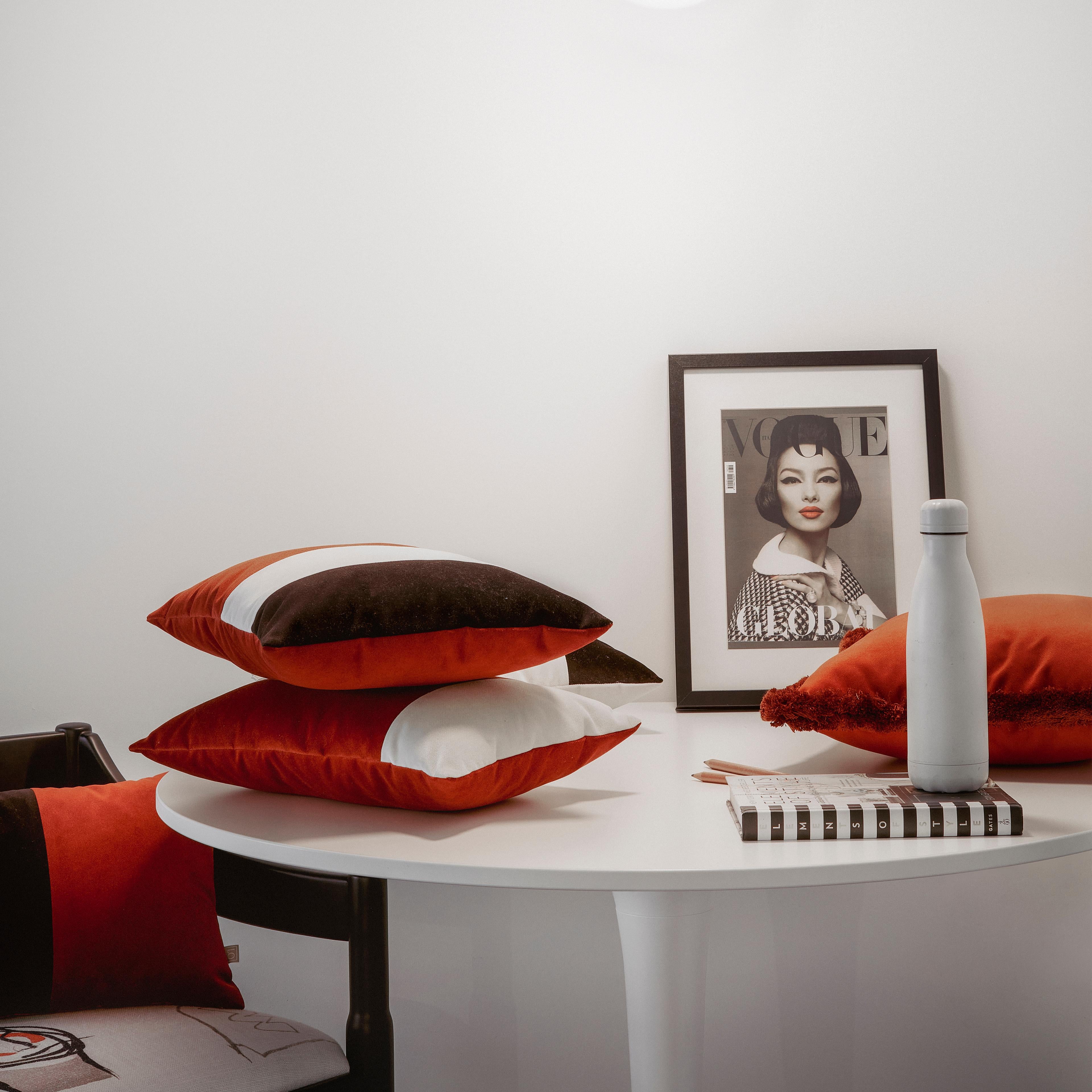 Pareja de cojines rectangulares para dormitorio, esta colección es una elección refinada para el hogar contemporáneo, donde puede combinarse con otros de la misma serie para conseguir un efecto colorido. El estampado de rayas crea un motivo, que