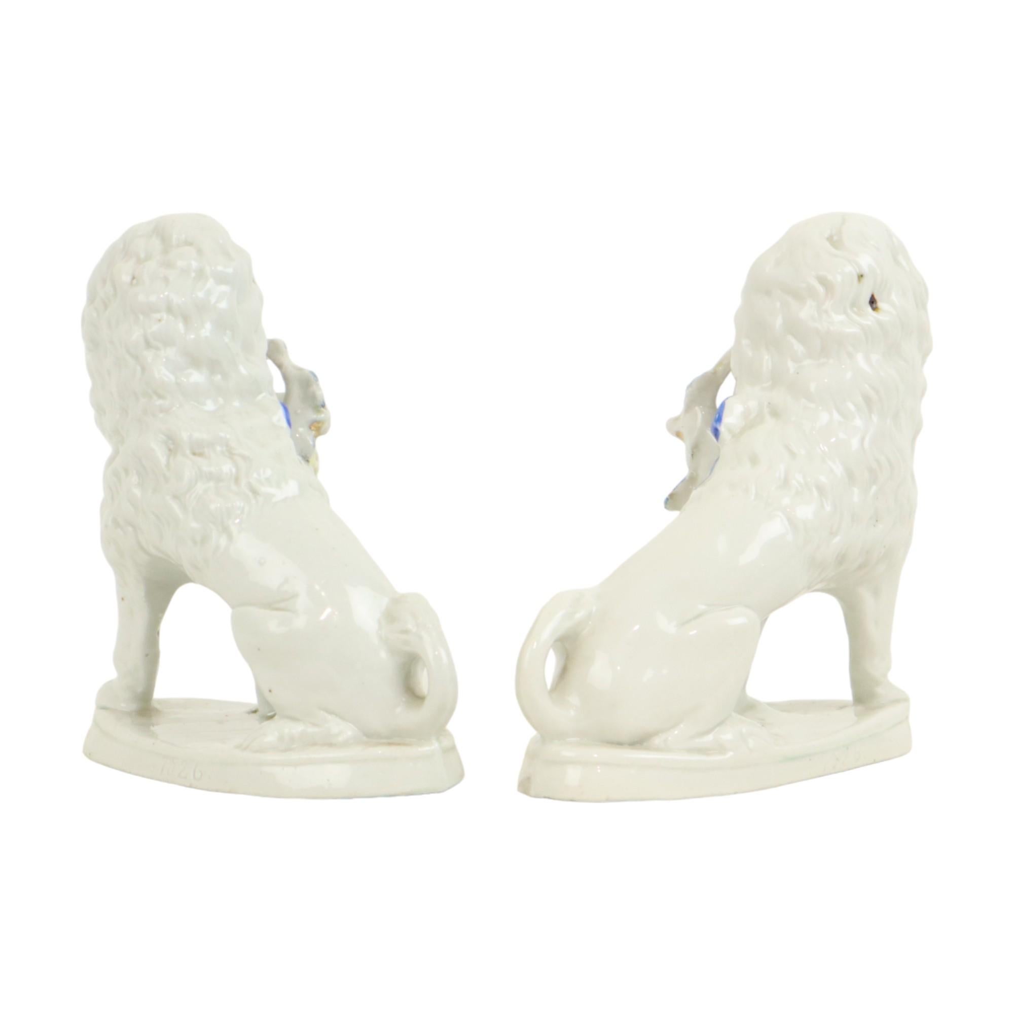 Couple Dogs Poodle Statues Porcelain 19th Century Art Nouveau Germany In Good Condition For Sale In Poperinge, BE