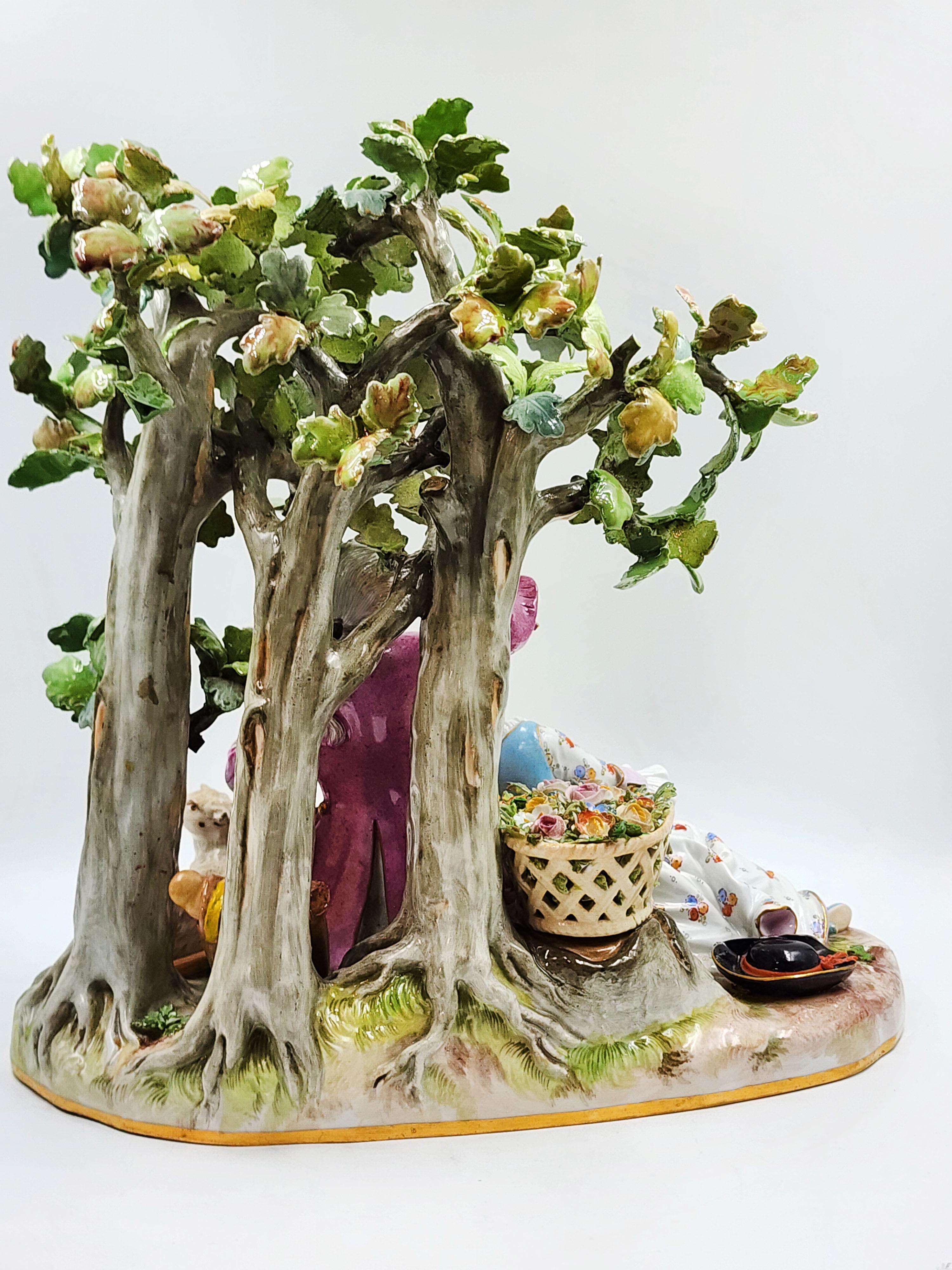 Figura di coppia in Meissen Porcelain, Design di Johann Joachim Kaendler
Gruppo di pastori con albero Base ovale naturalistica. Una coppia di pastori seduti insieme sotto le fronde di Oak Oak. Circondano un cesto di salice pieno di fiori di plastica