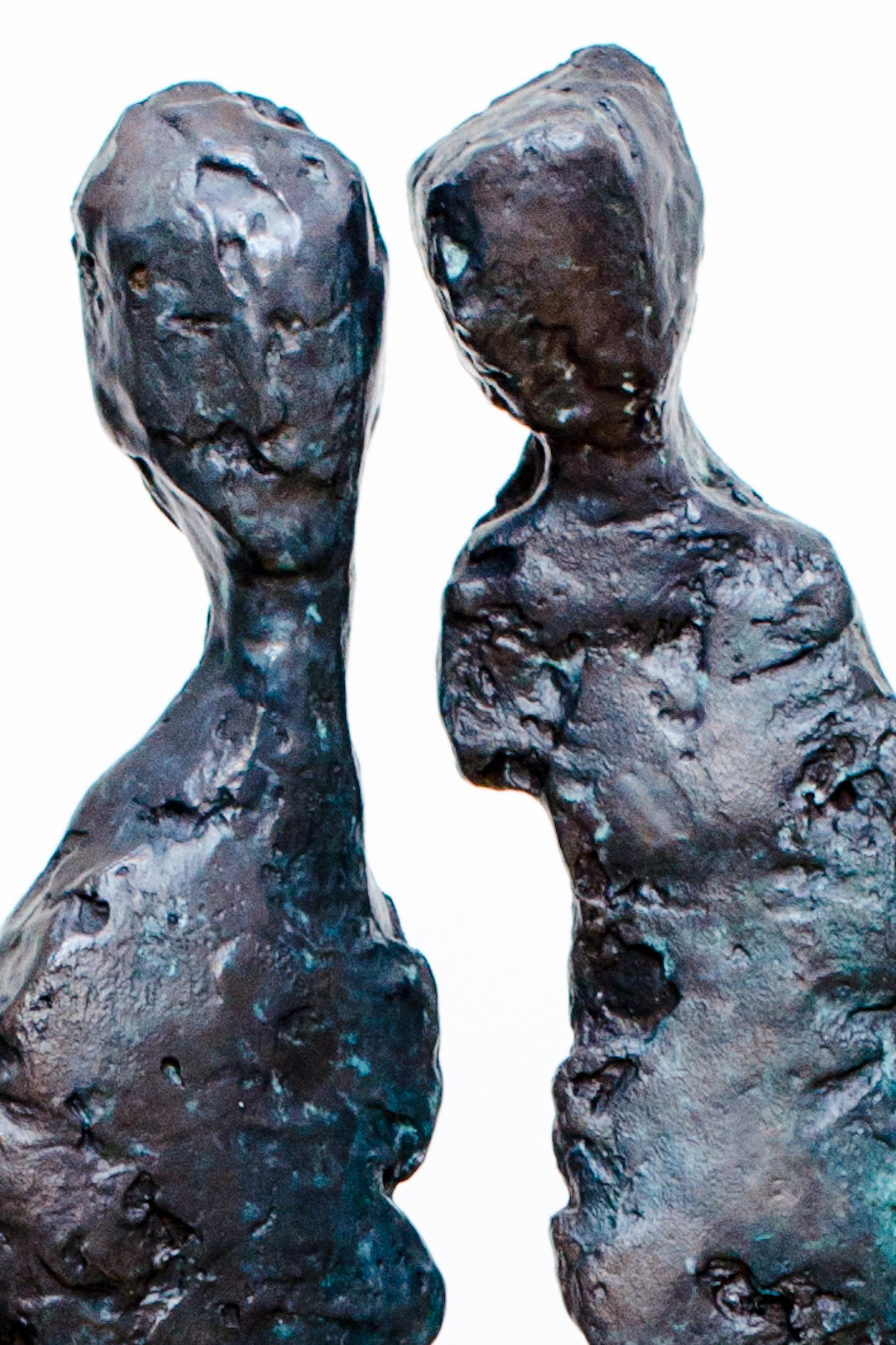 Sculpture contemporaine en bronze, unique en son genre, réalisée à la main par Rinat Design et coulée en bronze selon le procédé de la cire perdue. Les personnages semblent partager un moment de tendresse et de proximité.
Cette sculpture