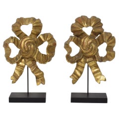 Deux ornements français du 18ème siècle en bois sculpté à la main de style Louis XVI