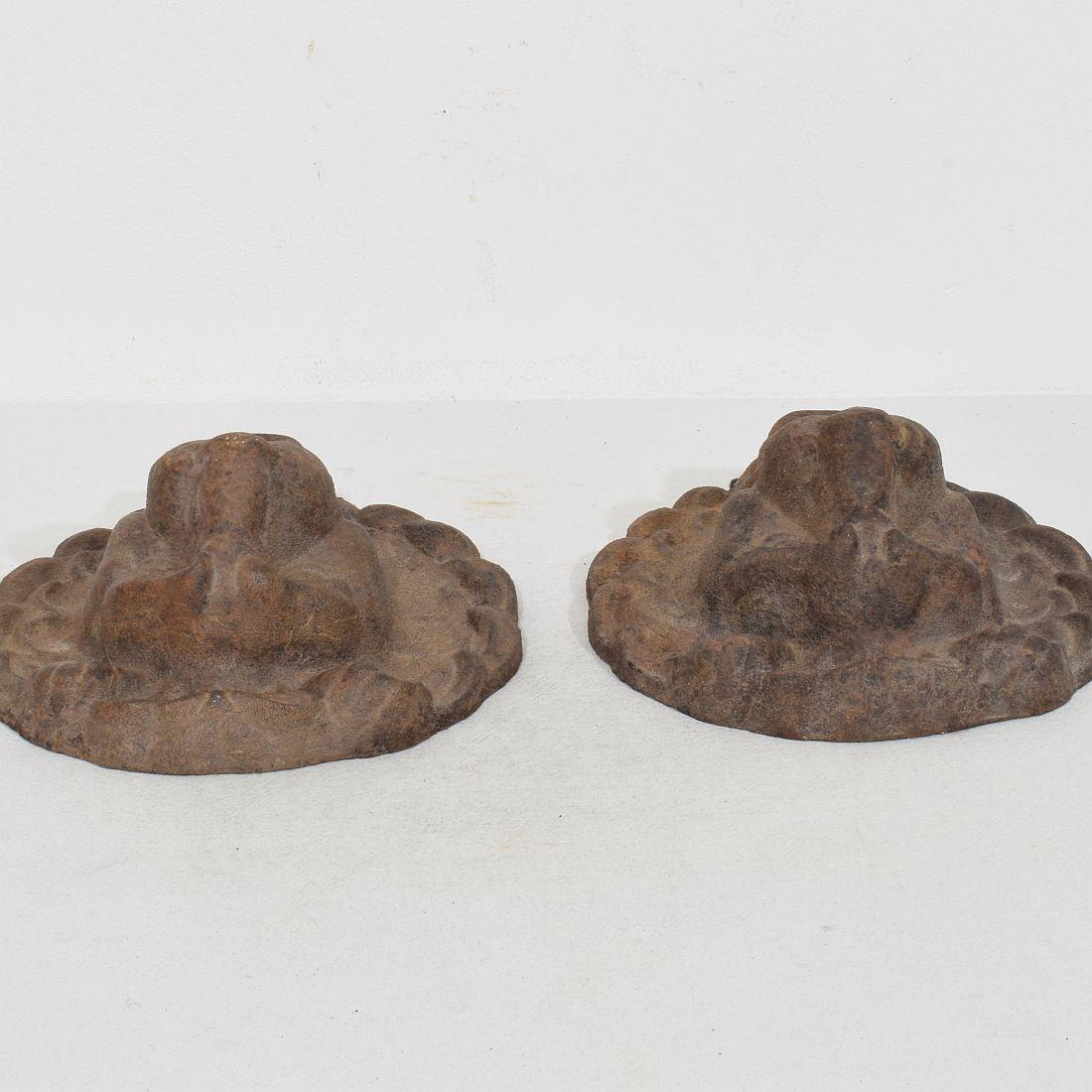 Couple de têtes de fontaine Lion en fonte française du 19e siècle en vente 10