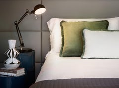 Almohada Pareja Feliz Terciopelo Verde y Blanco con Flecos