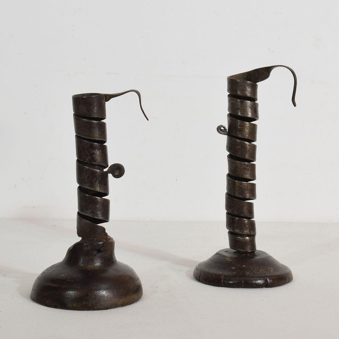 Great couple of 18th century French adjustable spiral candlesticks, all on their original simple domed fruit-wood bases, handwrought iron.
Normandy, France, circa 1750-1800.
Weathered.
 