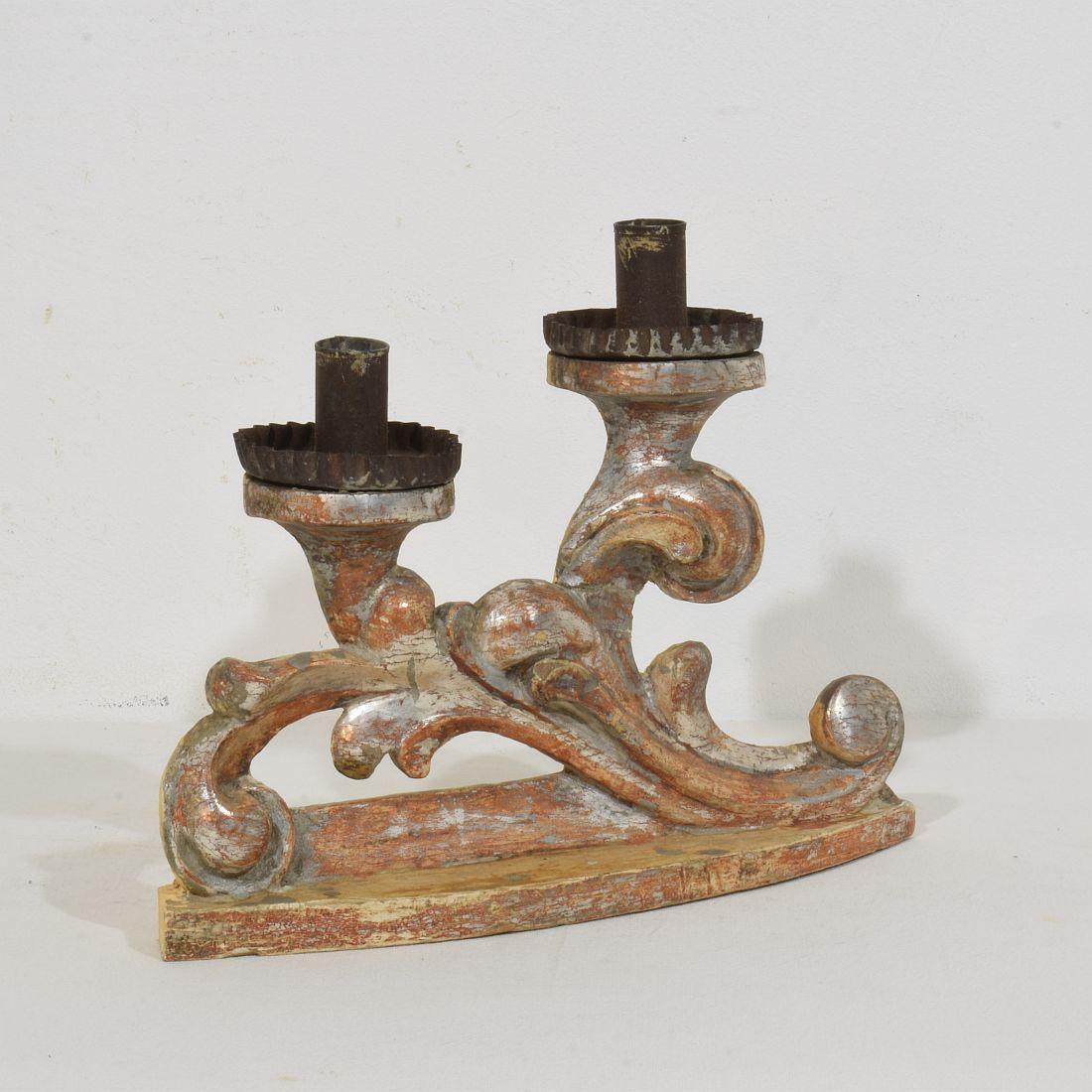 Paar italienische Barock-Kerzenhalter aus geschnitztem Holz und versilbertem Holz aus dem 18. Jahrhundert im Angebot 4