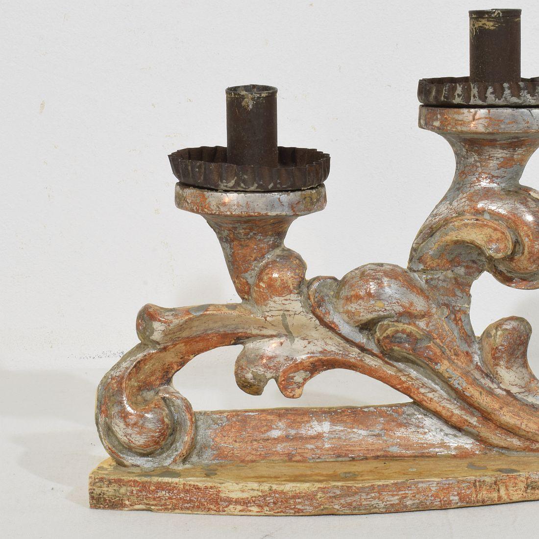 Coppia di candelabri barocchi italiani del XVIII secolo in legno intagliato e argentato in vendita 2