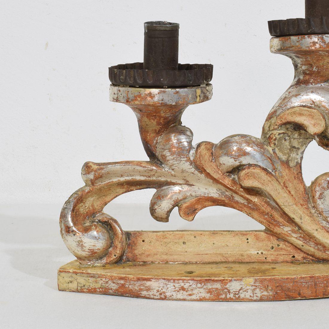 Pareja de candelabros barrocos italianos del siglo XVIII de madera tallada y plateada en venta 2