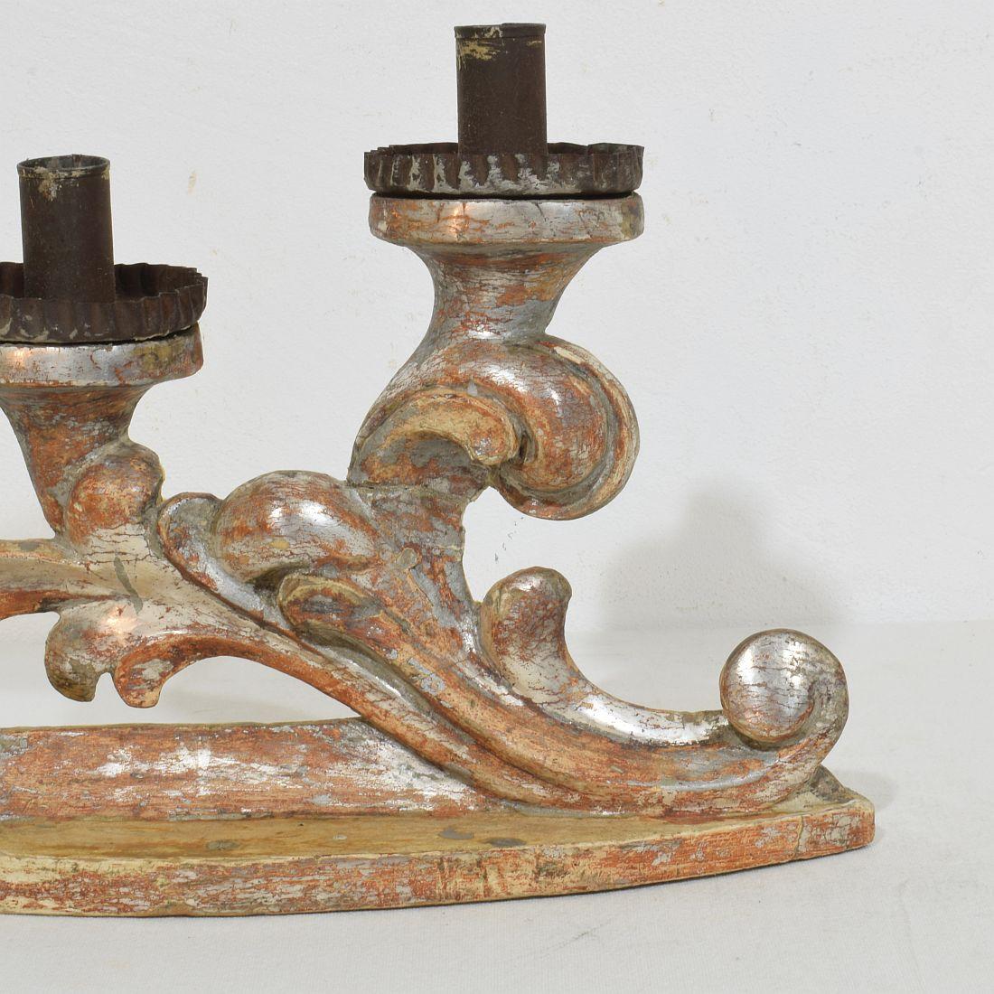 Paar italienische Barock-Kerzenhalter aus geschnitztem Holz und versilbertem Holz aus dem 18. Jahrhundert im Angebot 6