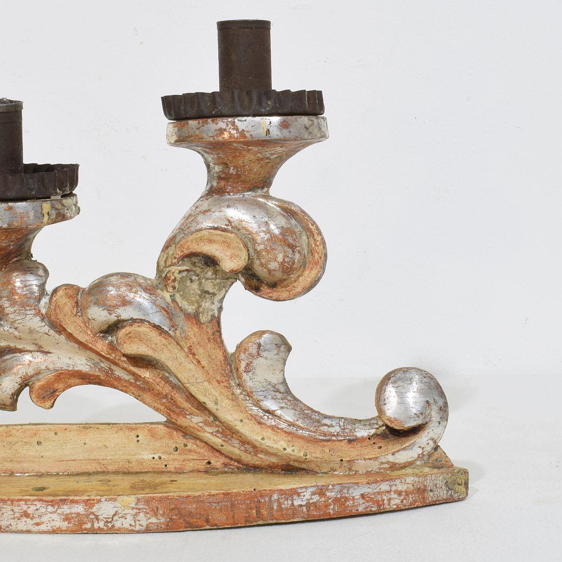 Pareja de candelabros barrocos italianos del siglo XVIII de madera tallada y plateada en venta 4
