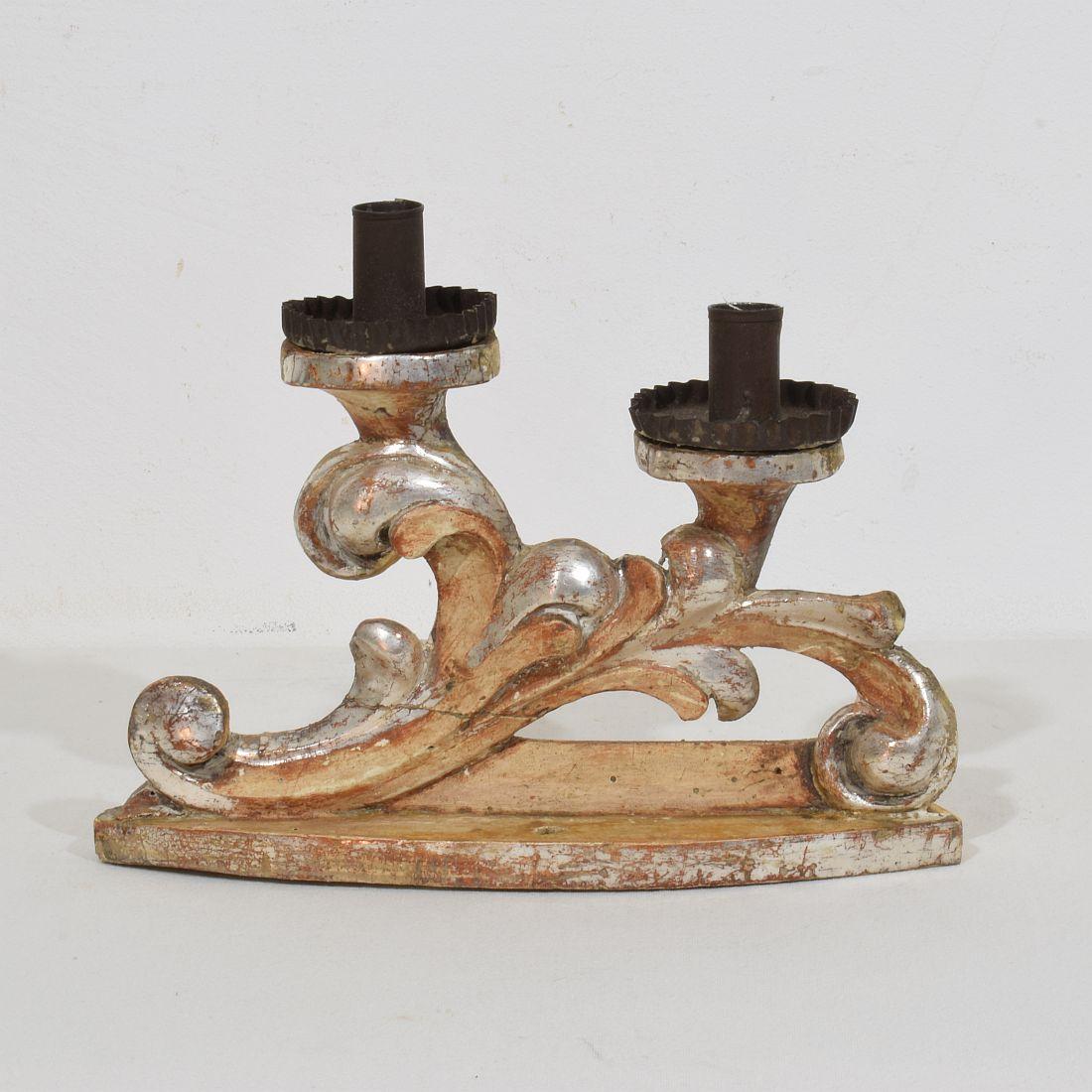 Pareja de candelabros barrocos italianos del siglo XVIII de madera tallada y plateada en venta 5