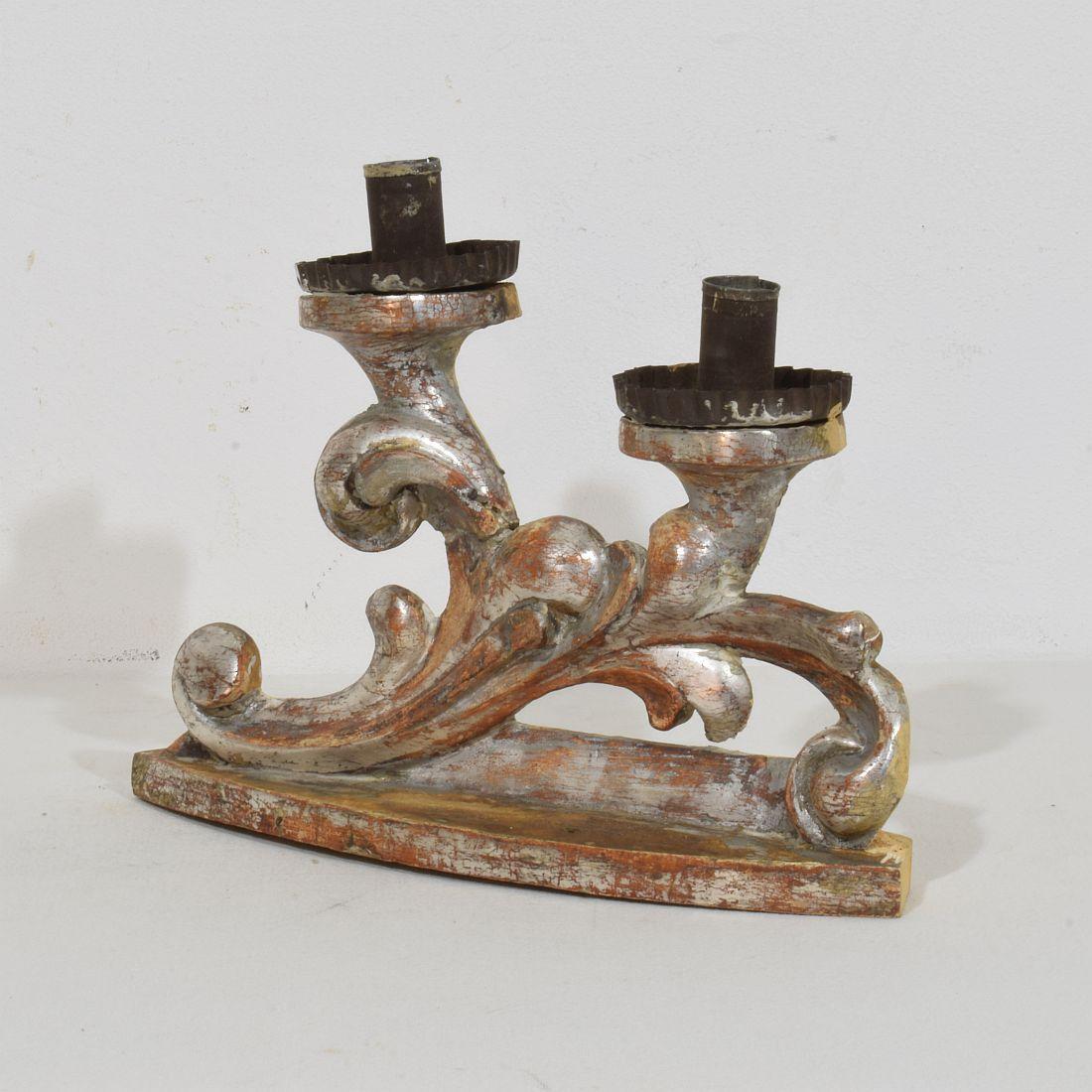Paar italienische Barock-Kerzenhalter aus geschnitztem Holz und versilbertem Holz aus dem 18. Jahrhundert im Angebot 8