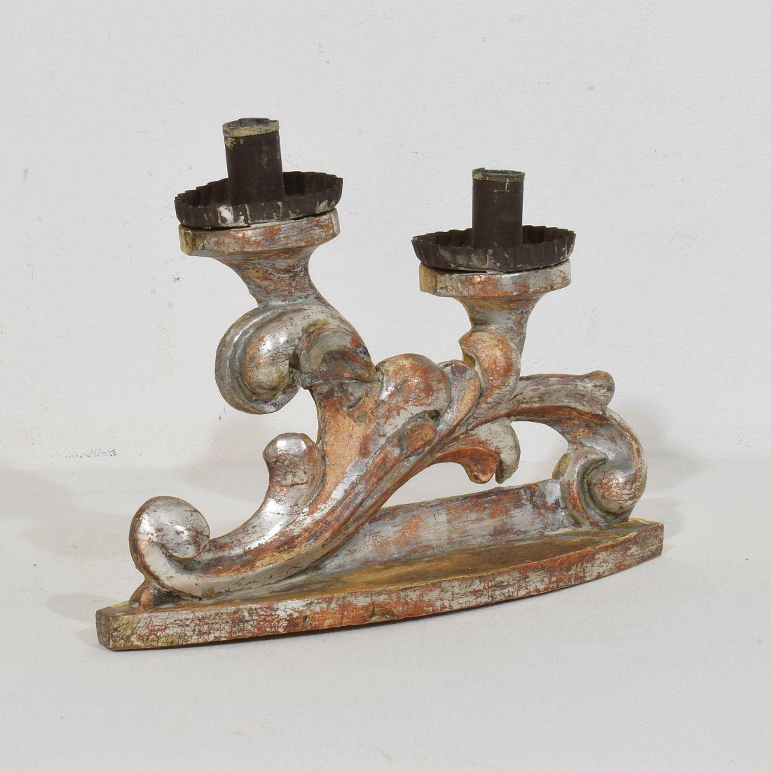 Coppia di candelabri barocchi italiani del XVIII secolo in legno intagliato e argentato in vendita 6