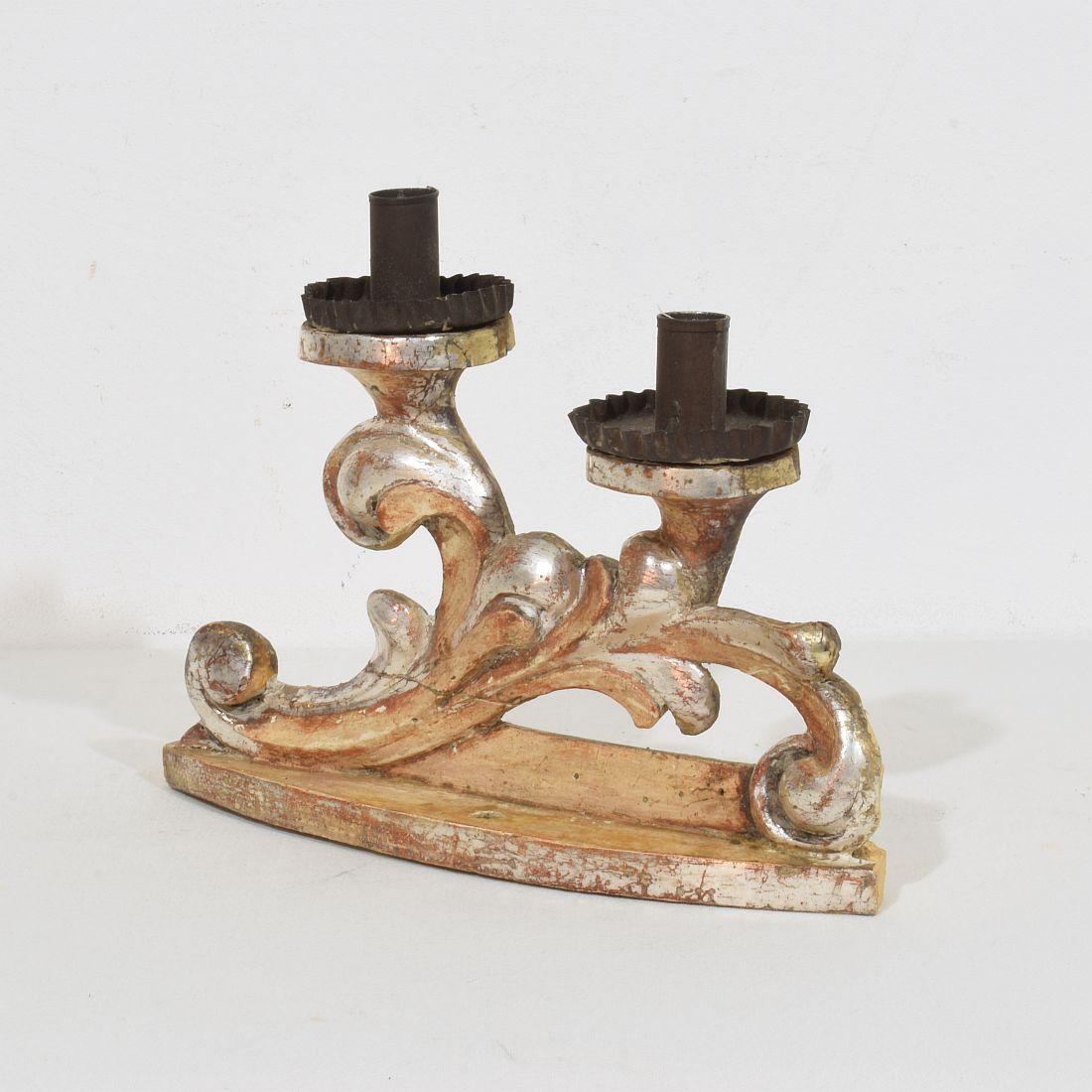 Pareja de candelabros barrocos italianos del siglo XVIII de madera tallada y plateada en venta 6