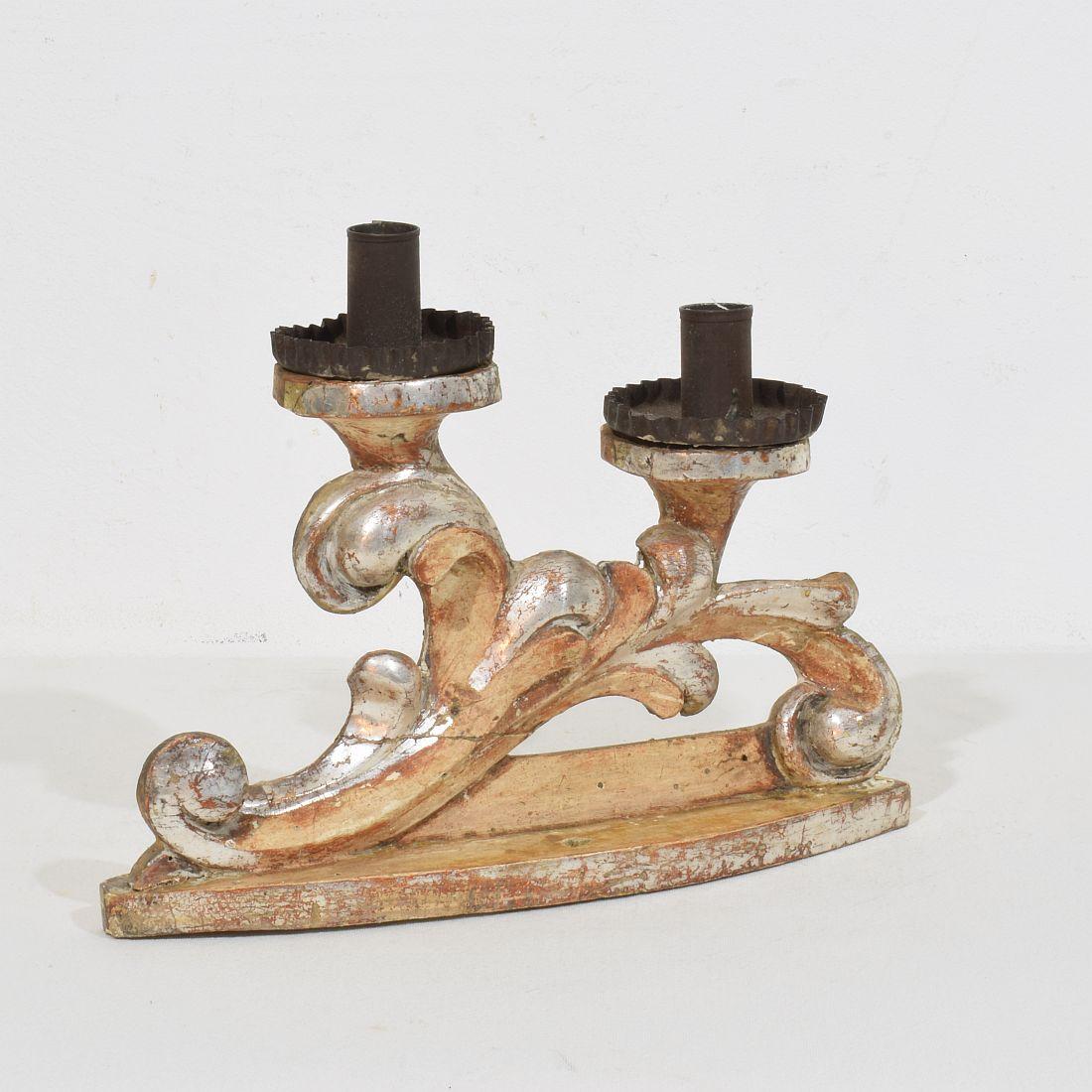 Pareja de candelabros barrocos italianos del siglo XVIII de madera tallada y plateada en venta 7