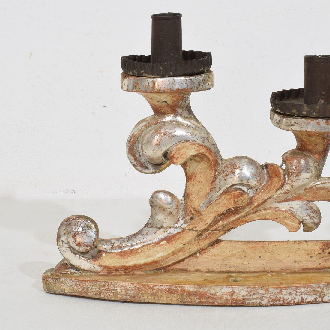 Pareja de candelabros barrocos italianos del siglo XVIII de madera tallada y plateada en venta 8