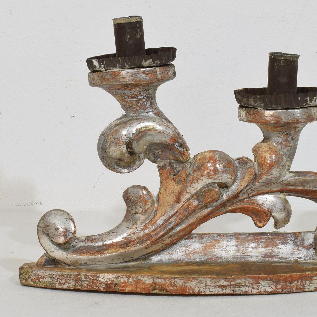 Coppia di candelabri barocchi italiani del XVIII secolo in legno intagliato e argentato in vendita 8
