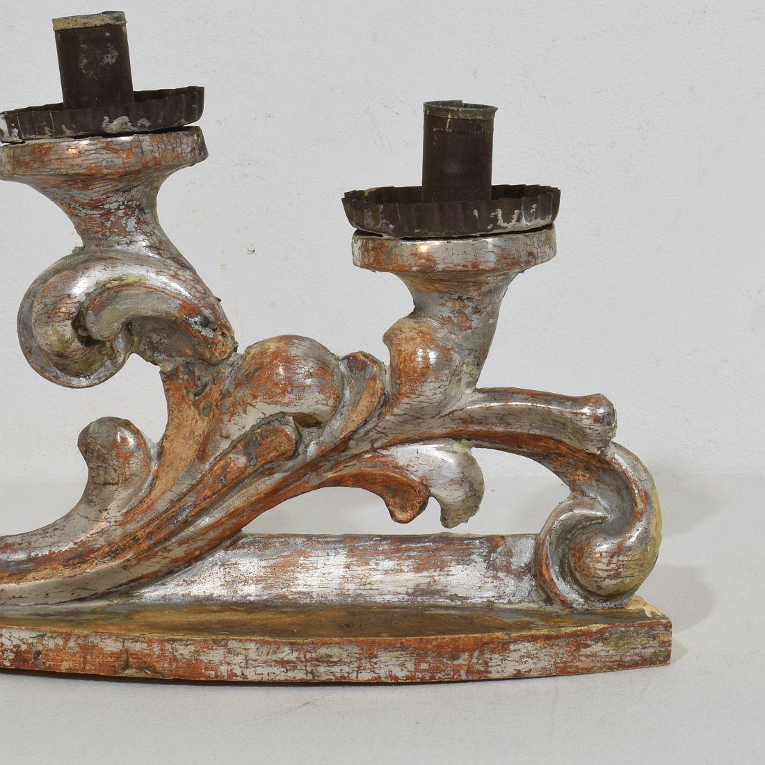 Paar italienische Barock-Kerzenhalter aus geschnitztem Holz und versilbertem Holz aus dem 18. Jahrhundert im Angebot 11