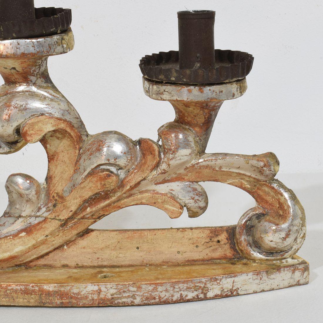 Pareja de candelabros barrocos italianos del siglo XVIII de madera tallada y plateada en venta 9