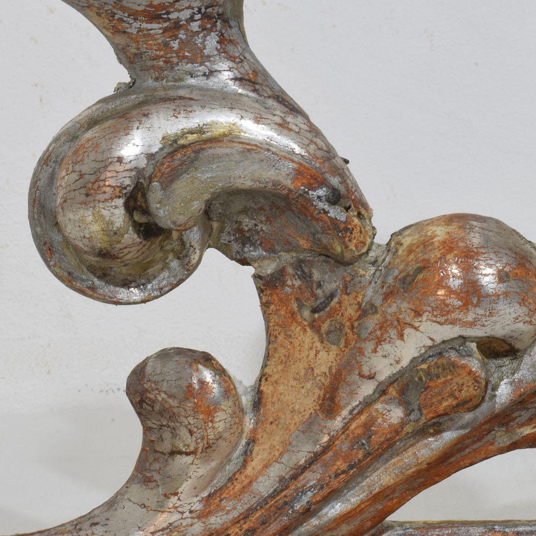 Paar italienische Barock-Kerzenhalter aus geschnitztem Holz und versilbertem Holz aus dem 18. Jahrhundert im Angebot 12