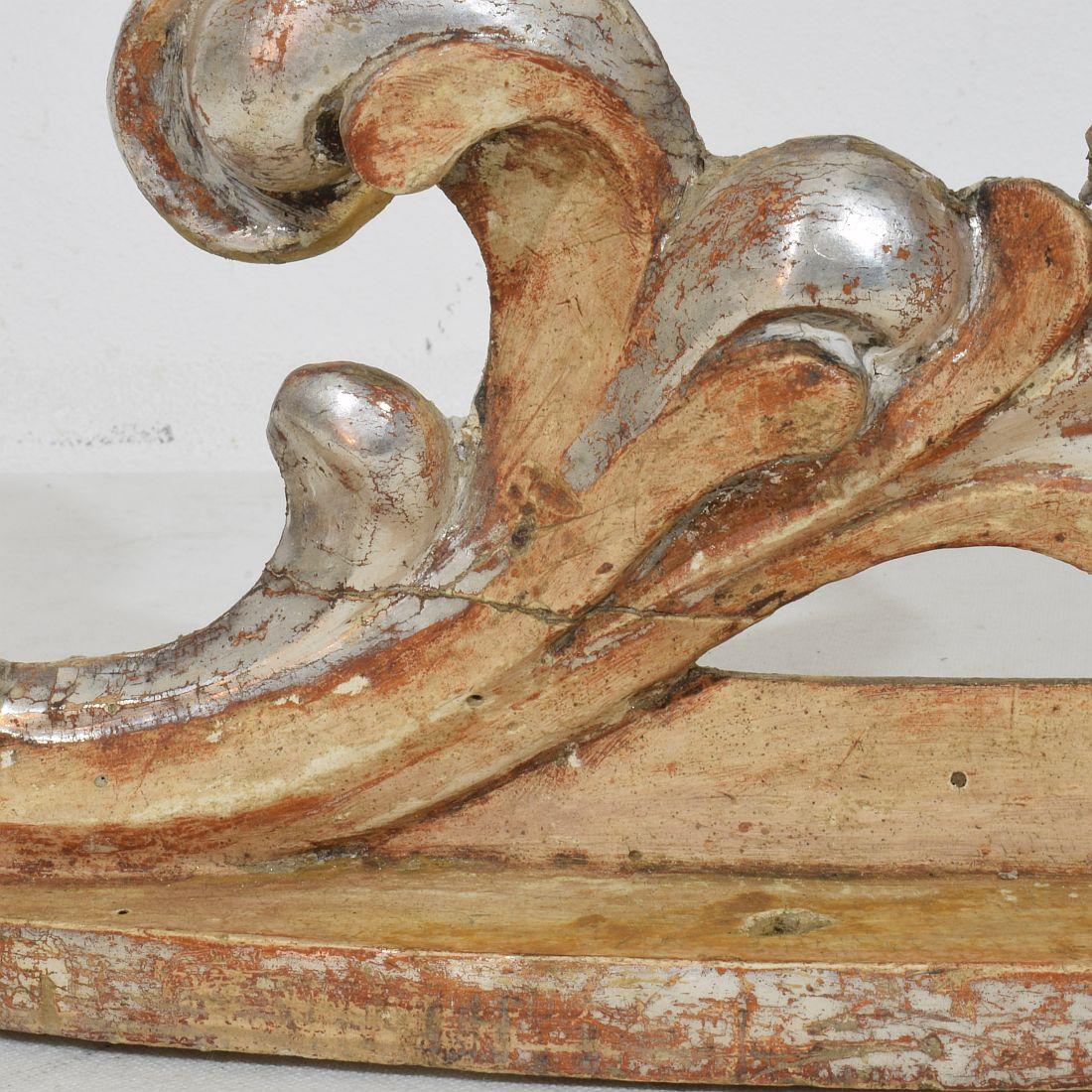 Pareja de candelabros barrocos italianos del siglo XVIII de madera tallada y plateada en venta 10