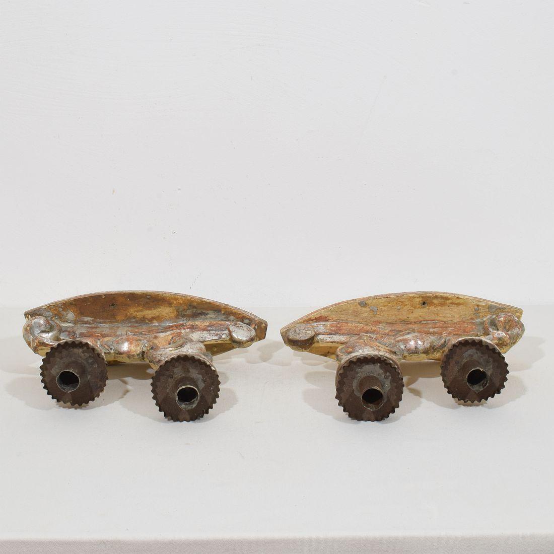 Coppia di candelabri barocchi italiani del XVIII secolo in legno intagliato e argentato in vendita 11