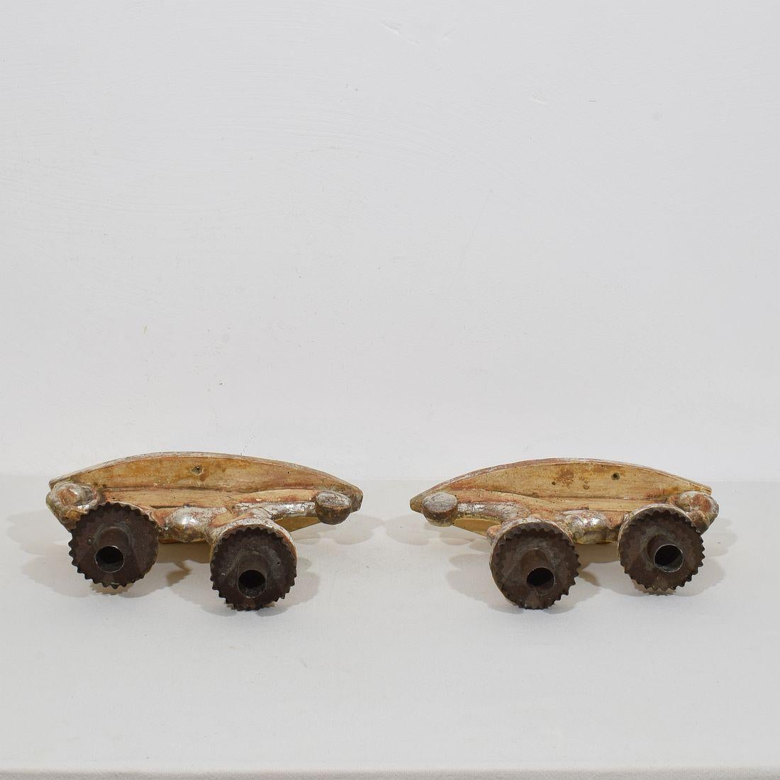 Pareja de candelabros barrocos italianos del siglo XVIII de madera tallada y plateada en venta 11