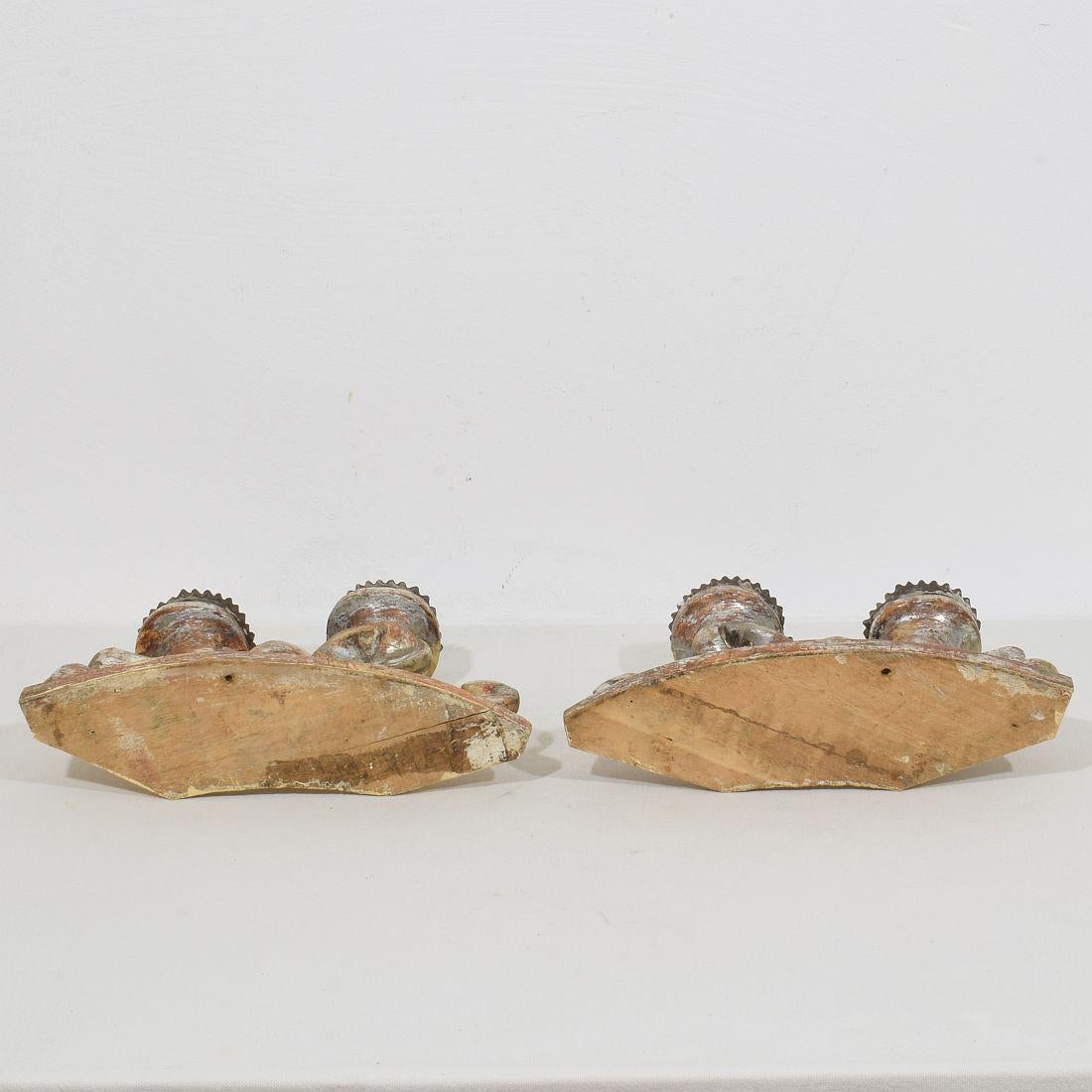 Paar italienische Barock-Kerzenhalter aus geschnitztem Holz und versilbertem Holz aus dem 18. Jahrhundert im Angebot 14