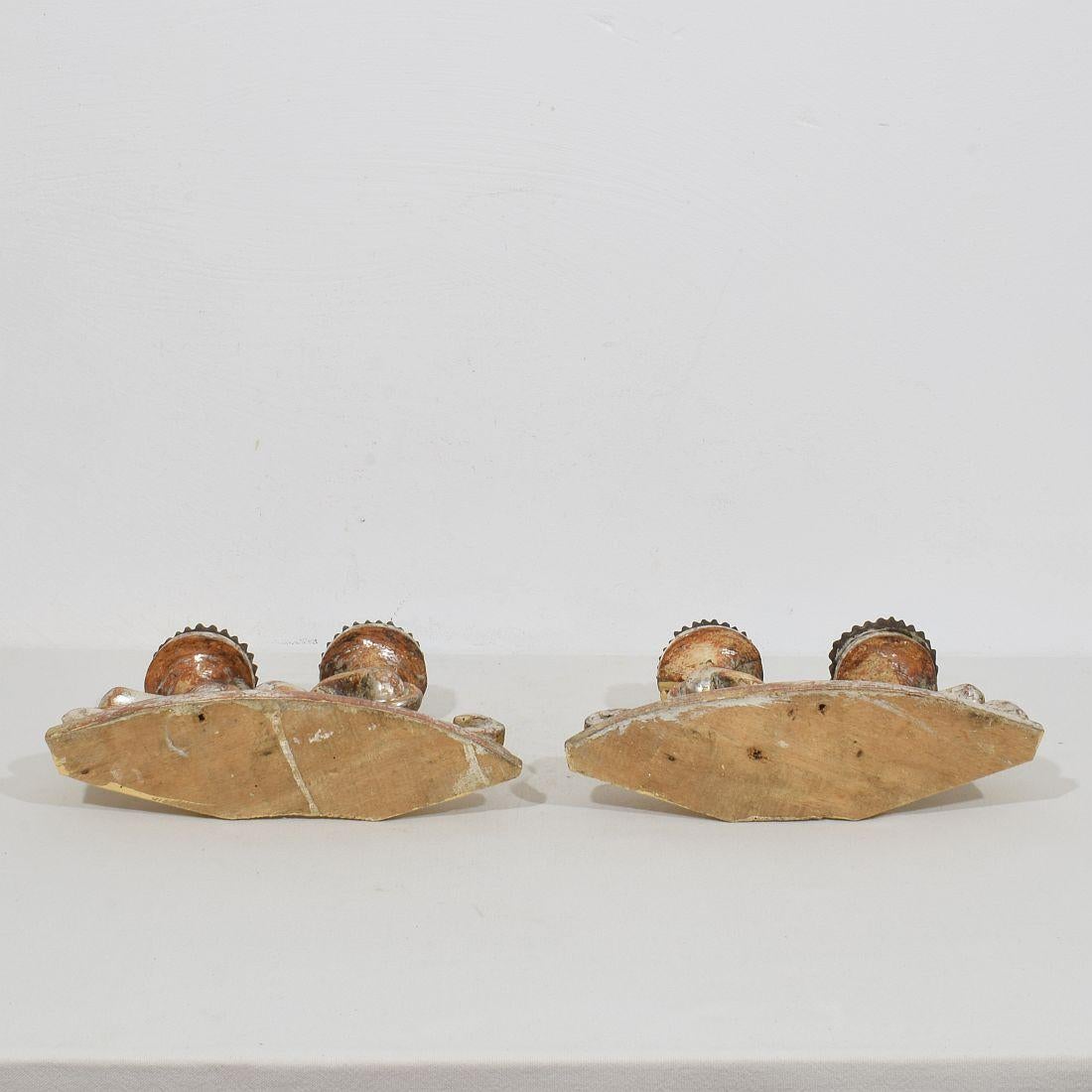 Pareja de candelabros barrocos italianos del siglo XVIII de madera tallada y plateada en venta 12