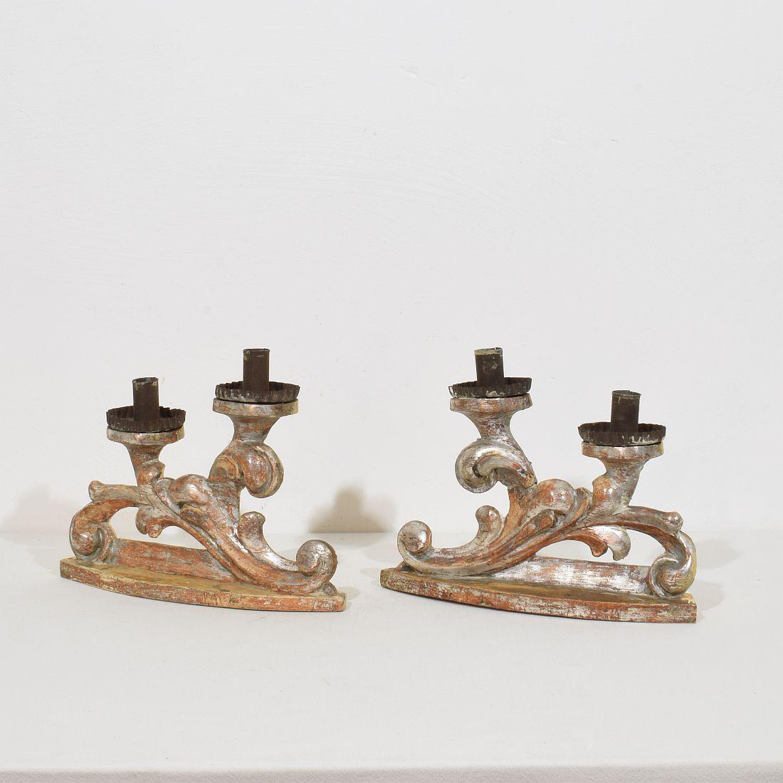 Paar italienische Barock-Kerzenhalter aus geschnitztem Holz und versilbertem Holz aus dem 18. Jahrhundert (Europäisch) im Angebot