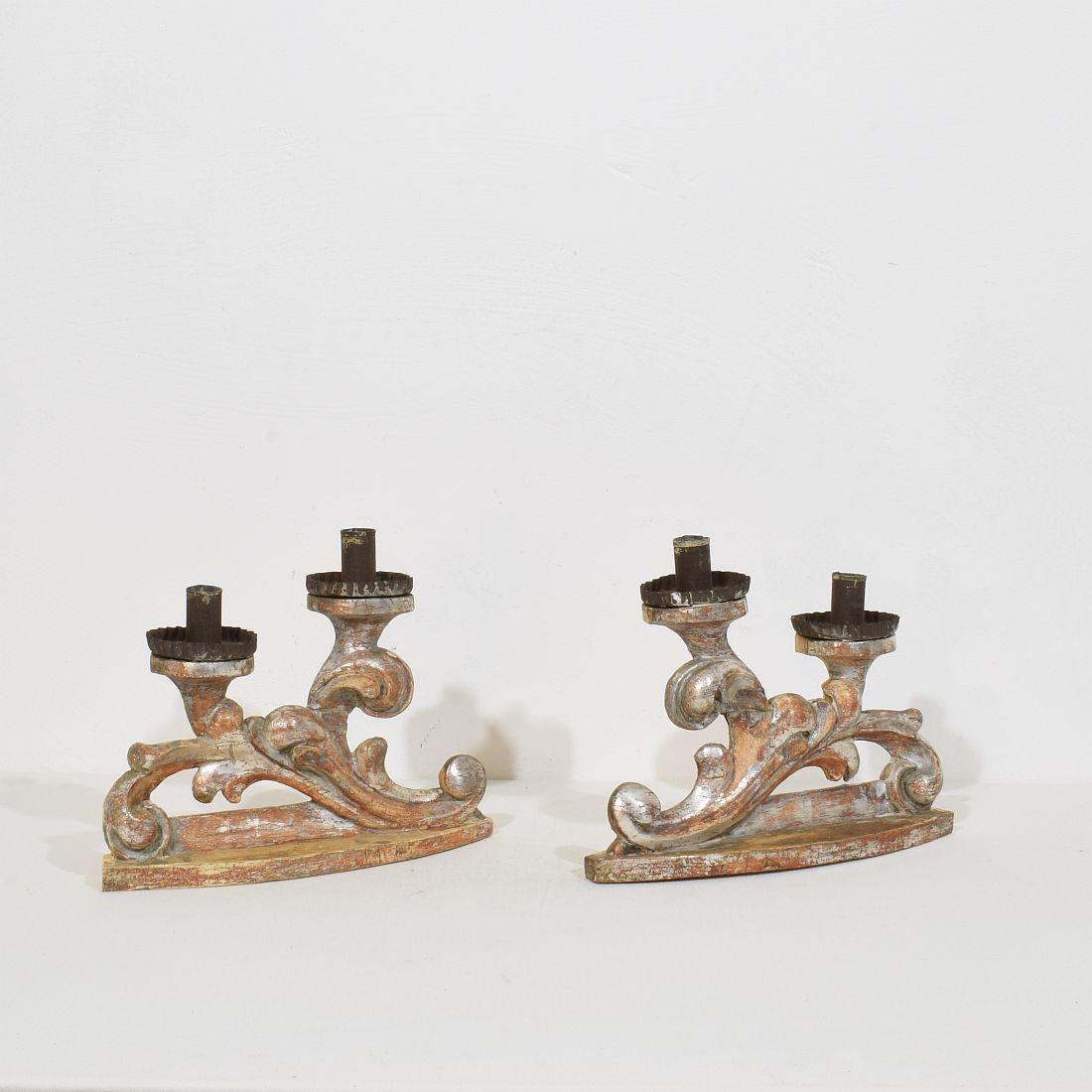 Paar italienische Barock-Kerzenhalter aus geschnitztem Holz und versilbertem Holz aus dem 18. Jahrhundert (Handgeschnitzt) im Angebot
