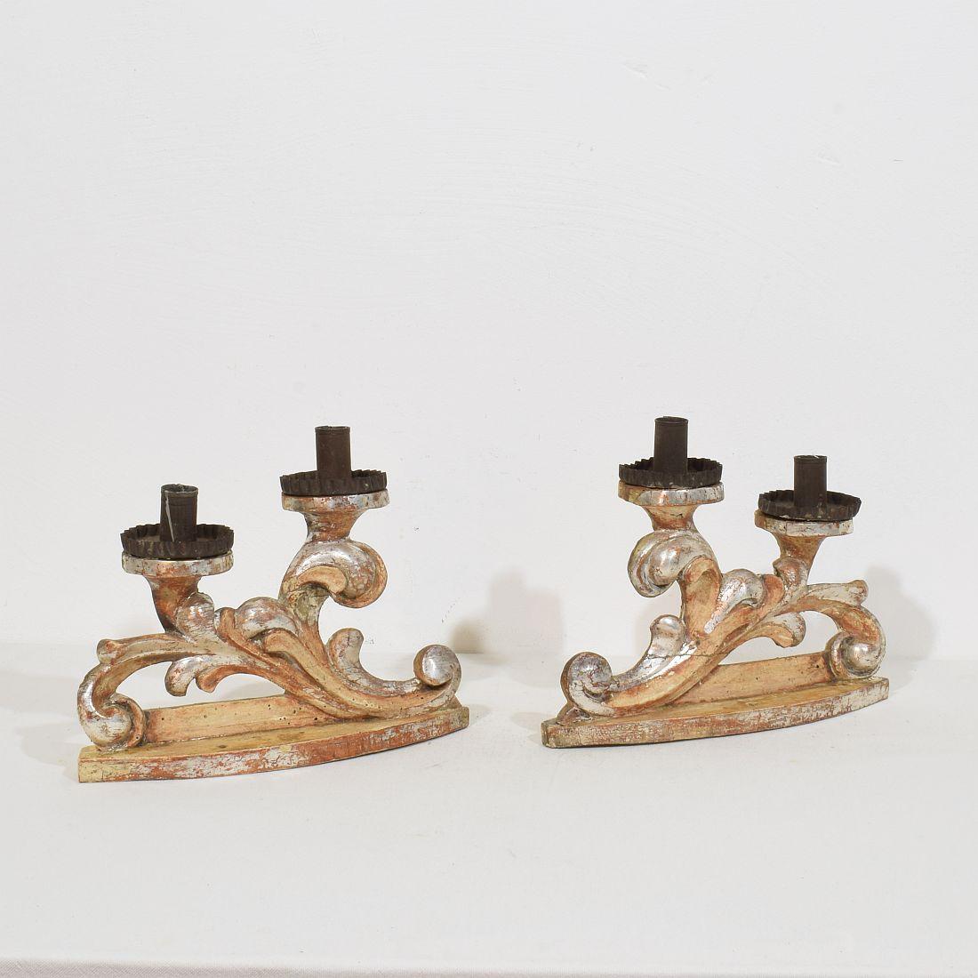 Pareja de candelabros barrocos italianos del siglo XVIII de madera tallada y plateada Italiano en venta