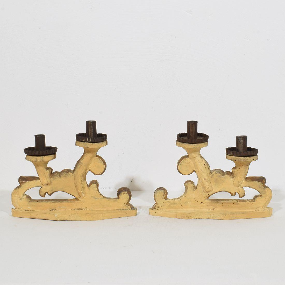 Pareja de candelabros barrocos italianos del siglo XVIII de madera tallada y plateada Italiano en venta