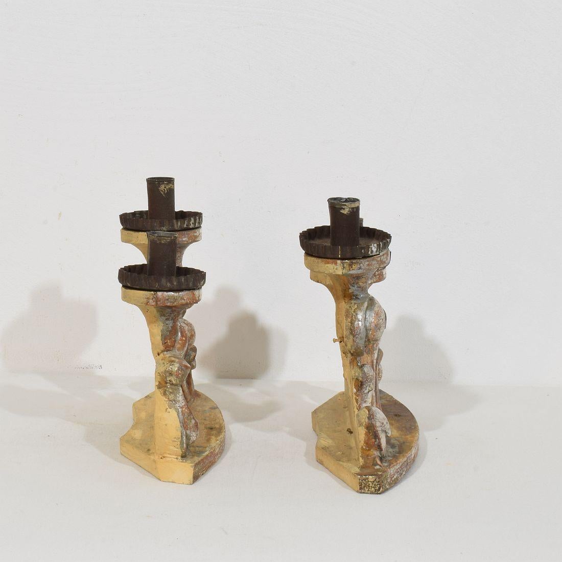 Paar italienische Barock-Kerzenhalter aus geschnitztem Holz und versilbertem Holz aus dem 18. Jahrhundert im Zustand „Gut“ im Angebot in Buisson, FR