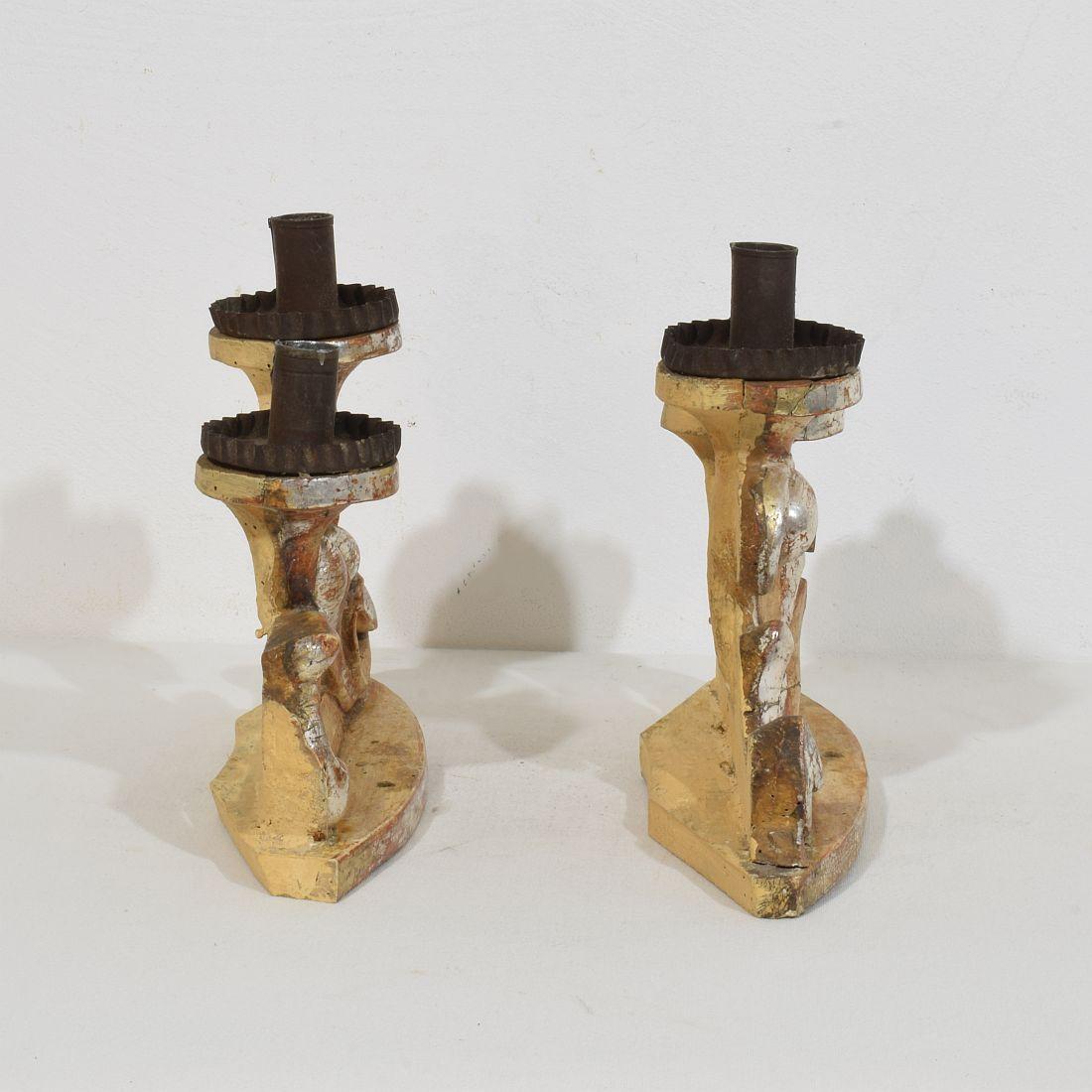 Pareja de candelabros barrocos italianos del siglo XVIII de madera tallada y plateada Tallado a mano en venta