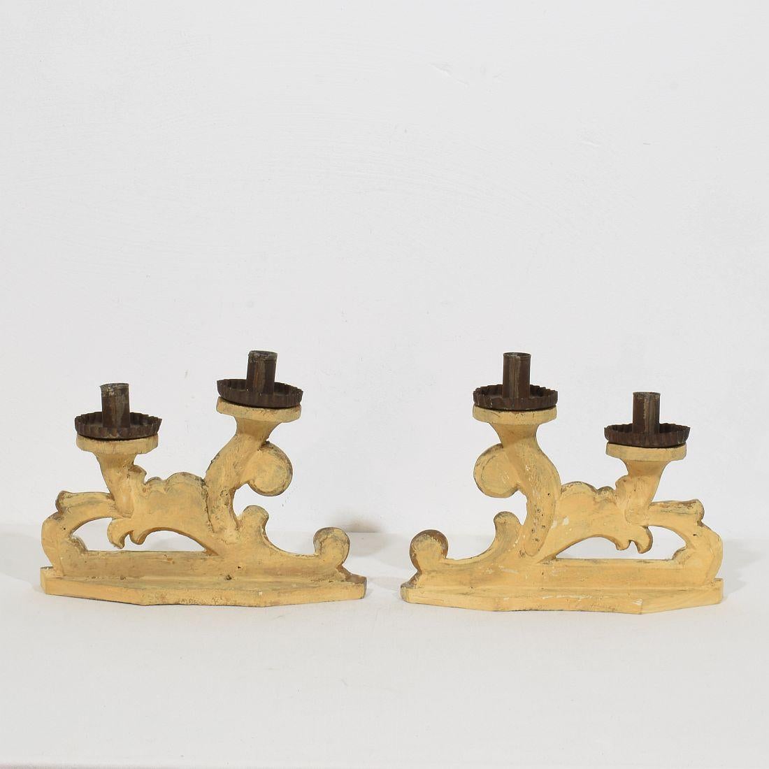 Paar italienische Barock-Kerzenhalter aus geschnitztem Holz und versilbertem Holz aus dem 18. Jahrhundert (18. Jahrhundert und früher) im Angebot