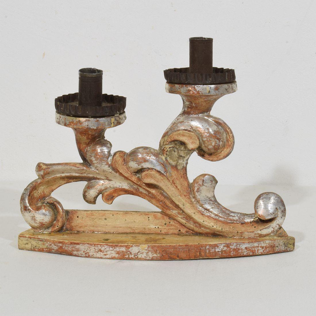 Pareja de candelabros barrocos italianos del siglo XVIII de madera tallada y plateada en Bueno estado para la venta en Buisson, FR
