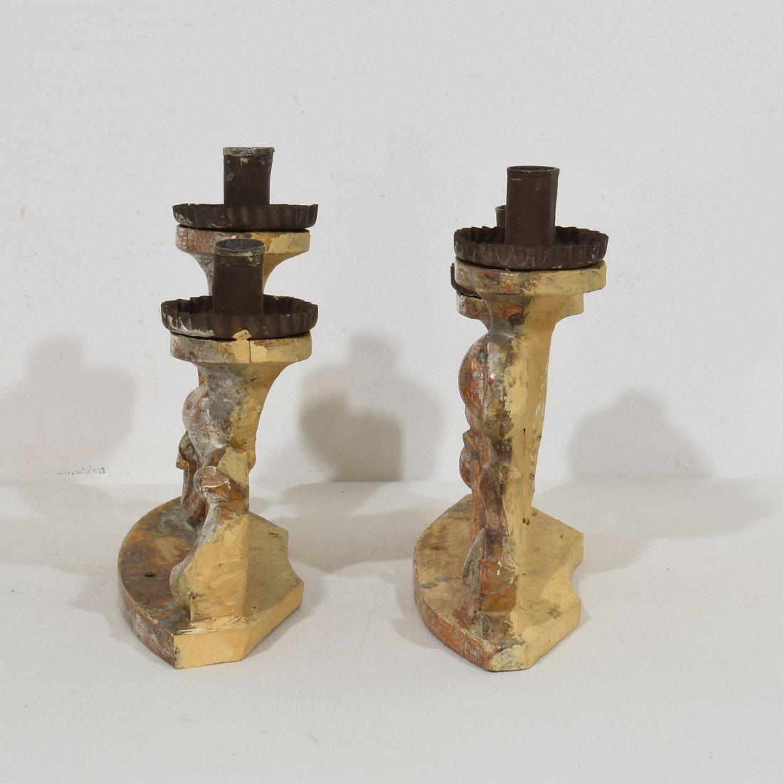Paar italienische Barock-Kerzenhalter aus geschnitztem Holz und versilbertem Holz aus dem 18. Jahrhundert im Angebot 1